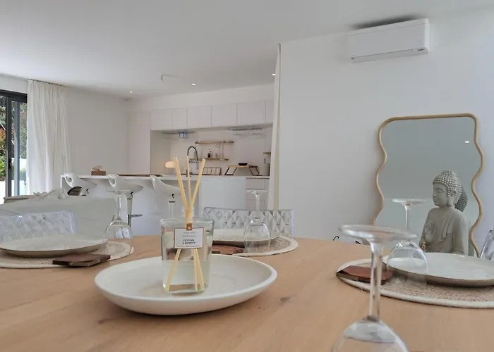 Дом отдыха Casa Bianca - D'architecte Avec Piscine Лёкат